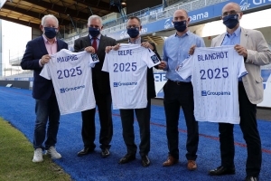 « Le président Yonne de GROUPAMA Paris Val-de-Loire Pascal MAUPOIS et le directeur régional Eric GELPE sont satisfaits après la signature de l’élargissement de ce partenariat qui existe depuis dix saisons aux côtés des dirigeants Francis GRAILLE et Baptiste MALHERBE. Une ère nouvelle débute pour l’assureur mutualiste qui renforce ainsi sa présence sur différents projets de développement propres au club icaunais suivi de près par Jacques BLANCHOT à droite… ».