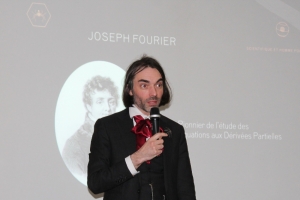 « Conférence de très belle envergure que celle donnée par le député LREM Cédric VILLANI à Auxerre qui n’abordera pas dans son intervention les actualités de la politique. Bien au contraire, ce surdoué des mathématiques a proposé un voyage dans le temps pour expliquer le poids et l’importance des travaux de Joseph FOURIER, dont les équations sur les dérivées partielles sont encore usitées dans de nombreux domaines contemporains… ».