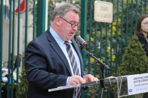 « La mort dans l’âme, le directeur-adjoint du cabinet du maire, Floris JANSSENS, a dû procéder à l’annulation de deux commémorations patriotiques à cause du coronavirus. Toutefois, un espoir demeure de reporter le dévoilement du portrait de Simone VEIL en juin prochain… ».