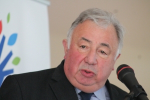 « Pour la seconde fois du semestre, le président du Sénat et troisième personnage de l’Etat, Gérard LARCHER, visitera le département de l’Yonne. A l’invitation de la sénatrice Dominique VERIEN et du député Guillaume LARRIVE. Ce rendez-vous aura aussi pour vocation de s’entretenir avec les acteurs de l’économie de notre territoire. Lors de la visite de l’entreprise FESTINS d’Evelyne et Didier CHAPUIS (en compagnie de son autre garçon, Baptiste du groupe 123 Immobilier). Mais aussi de pouvoir échanger librement avec une centaine d’entrepreneurs du cru… ».