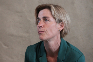 « Elle aura beau s’épancher auprès du préfet de l’Yonne Pascal JAN dimanche soir à la préfecture, la candidate du Nouveau Front Populaire sur la première circonscription de l’Yonne, l’écologiste Florence LOURY, a enregistré un deuxième revers de rang en l’espace de deux ans face au député sortant, réélu avec 51,38 % des suffrages, le RN Daniel GRENON. Une défaite entre tristesse et colère qu’il faudra digérer pour la conseillère communautaire d’opposition de l’Auxerrois… ».