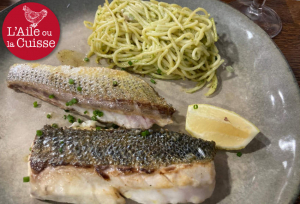 « La cuisson du poisson est l’affaire de Boris ! Un vrai professionnel qui propose des poissons de belle qualité, selon un concept menu original. Une « Ambiance des Halles » à recommander pour les fans des fraîcheurs maritimes… ».