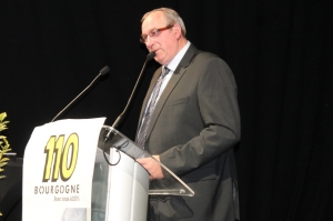 « Le groupe coopératif agricole 110 Bourgogne avait instauré la pratique des gestes barrières et des mesures de distanciation depuis le 28 février. Bien en amont des mesures de confinement observées partout en France aujourd’hui. Cela prêtait à l’amusement, à l’époque. Il n’empêche que sous l’impulsion de ses dirigeants (Gérard DELAGNEAU, président et Jean-Marc KREBS, directeur général) la structure participe à la continuité alimentaire, en maintenant le fonctionnement de ses structures… ».