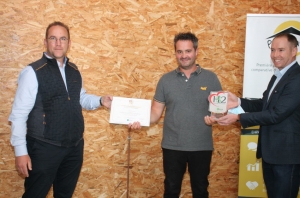 « Un nouveau sésame référentiel pour Joachim TAVARES et la start-up PAPY HAPPY ! Décerné par le groupe APAVE, le label « HS2 » salue la qualité de services et de prestations mis en œuvre par la start-up à l’accompagnement des seniors et des familles en quête de logements répondant à leurs besoins…Joachim TAVARES au centre reçoit le prix des mains de Damien GAUTHIER et de Guillaume LE FLOCH ».