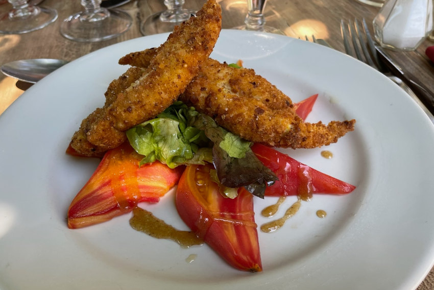 « Un art de vivre à la française, reconnu à l’international, qui est en train de prendre du plomb dans l’aile avec la raréfaction de son nombre d’établissements et des amplitudes d’ouverture inaptes avec la journée du dimanche : la restauration ! Il y a désormais péril dans l’assiette pour trouver une table qui peut vous accueillir le jour dominical, midi et soir, partout en France ! ».