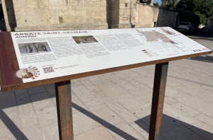 « 87 panneaux et tables de lecture à l’instar de celle qui a été posée à proximité de l’abbaye Saint-Germain à Auxerre permettent de valoriser la richesse architecturale, artistique et patrimoniale de l’Auxerrois, secteur géographique de plus en plus fréquenté par les touristes internationaux. L’utilisation de l’IA offre également des possibilités technologiques appropriées avec le modernisme des supports de communication… ».
