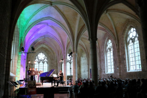 « L’ensemble AEDES, dirigé par Mathieu ROMANO, a livré une incroyable prestation autour du répertoire de la comédie musicale américaine dans un magnifique écrin : sous les voûtes de l’abbaye cistercienne de REIGNY… ».