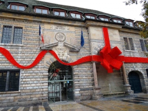 « L’édifice accueillant la mairie de Besançon continuera sa rénovation dès l’automne. Après une première tranche de travaux en 2017, quatre autres tranches seront prévues pour réaménager le site qui avait été partiellement sinistré par un incendie en 2015. L’enveloppe globale de ce vaste chantier équivaut à trois millions d’euros… ».
