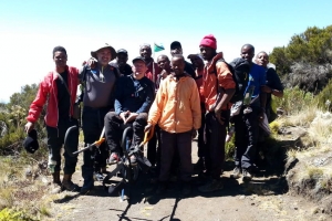  « Le 24 octobre 2017, aux côtés du sportif de l’extrême de l’Yonne Arnaud CHASSERY, Yann JONDOT et son fauteuil gravissaient le sommet du toit de l’Afrique, le Kilimandjaro (5 895 mètres). Il visite ces jours-ci l’Yonne en sa qualité d’ambassadeur à l’accessibilité pour y prêcher la bonne parole auprès des élus… ».