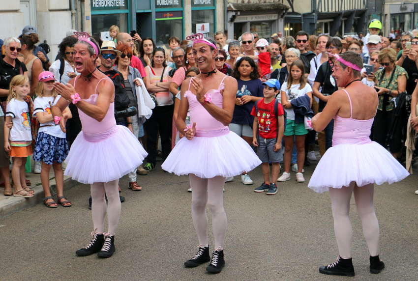 Record de fréquentation battu, une cinquantaine de spectacles : un festival des Rues Barrées pris d’assaut…