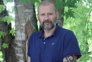 « Atteint de leucémie, le PDG de l’ancien groupe « DAVEM », spécialiste de la sécurité incendie et du conseil, David CHOMAT a choisi de se battre au quotidien pour la survie de son entreprise – elle vient d’être rachetée par la société IPSI « GROUPE ERIS » en préservant les emplois - et de son existence en menant un combat acharné contre la maladie. Après sa greffe, il veut œuvrer en qualité de témoin en s’engageant auprès des instances officielles pour que les entrepreneurs ne restent pas isolés face à ce fléau, synonyme d’oubli… ».