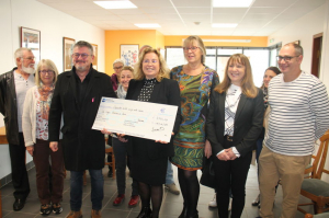 « La Ligue départementale contre le Cancer de l’Yonne repart avec une belle enveloppe : 4 500 euros offerts par les habitants de Bassou, mobilisés lors de la marche « Octobre Rose » et les dons d’une vingtaine d’associations et entreprises. Un véritable motif de satisfaction pour l’élue Dorothée MOREAU qui promet déjà un nouveau rendez-vous en 2024… ».