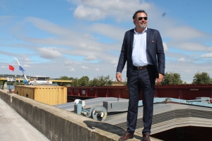 « Didier MERCEY nourrit de grands espoirs autour des nouvelles relations qu’il porte pour ce pays qui l’a conquis depuis plus d’un an, le Vietnam. Après l’ouverture de la nouvelle voie maritime entre le port de GRON et Ho Chi Minh, l’entrepreneur icaunais, aussi à l’aise devant les caméras qu’en qualité d’organisateur de réception, signera un accord de libre-échange universitaire avec la Polytechnique de Da Nang le 23 septembre… ».