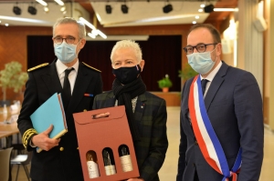 « La méthode pour éradiquer les freins qui empêchent les bénéficiaires du RSA à se réinsérer dans la vie active est toujours en phase de test dans l’Yonne. En visite à Joigny, la ministre Brigitte KLINKERT s’est félicitée de cette opportunité et demande à Nicolas SORET et à Patrick GENDRAUD d’en être les ambassadeurs au plan national en présence du préfet de l&#039;Yonne Henri PREVOST… ».