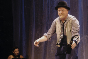 « Les férus de bons mots et de situations loufoques sont invités à suivre les deux représentations théâtrales accueillies à La Closerie ce week-end en compagnie de Jean-Marie LECOQ, alias « Adam le clochard céleste »… ».