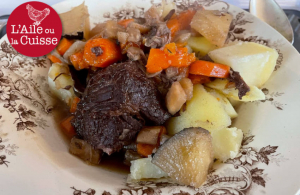 « Plat traditionnel de notre terroir, le bœuf bourguignon revisité par Aude VACANT, propriétaire de la nouvelle auberge, « La Maison Roger » de Coulanges-la-Vineuse, renoue avec les recettes des grand-mères ! Même le radis noir figure dans l’accompagnement de légumes ! Un établissement d’une quinzaine de couverts, à l’esprit familial et aux prix doux, à tester sans modération ! ».