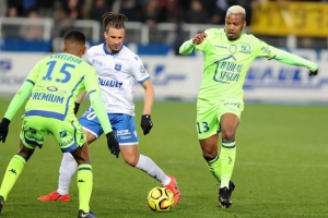 « Il va tout faire pour s’épanouir et apporter sa vista au club bourguignon pour les deux prochaines saisons : Kevin FORTUNE (à droite) rejoint le staff offensif de l’AJ Auxerre avec ses facultés de buteur et de passeur. L’ancien joueur du RC Lens et de Troyes est-il la pépite tant espérée par les supporters ? ».