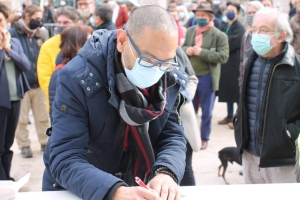 « Peu de représentants de la sphère politique sont venus soutenir les professionnels de la filière artistique et culturelle ce jeudi à Auxerre lors de leur manifestation appelant à la réouverture des salles de spectacle. Tout au plus, distinguera-t-on la présence de Denis ROYCOURT (Auxerre Ecologie) et de Rachid EL IDRISSI, coordinateur départemental des Nouveaux Démocrates (photo de une), tous deux signataires de la pétition officielle… ».
