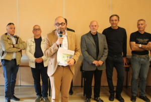 « Le coup d’envoi est donné par Nicolas SORET ! La première Semaine de la Biodiversité du Jovinien se poursuivra jusqu’au 29 mai dans les dix-neuf communes du Centre Yonne avec plus d’une soixantaine de manifestations pédagogiques permettant de mieux la comprendre afin de la préserver… ».