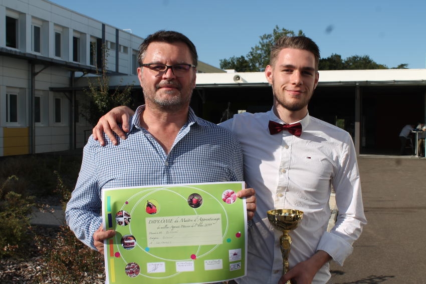 « Dans le jeu des sept familles, Laurent BISSON incarne le père. Il a reçu le prix du maître d’apprentissage de cette édition 2019 de la sélection icaunaise des MAF. Son fils, Léo, obtient quant à lui la récompense suprême : il remporte la sélection départementale qui le propulse vers la finale régionale cet hiver…Tel père, tel fils ! ».