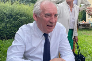 « « La France se retrouve de nouveau sans Premier ministre et sans gouvernement, 90 jours après la nomination déjà très pénible en termes de prise de décision de la part de l’Elysée de Michel BARNIER. Pressenti comme à chaque fois pour s’installer dans le fauteuil de Matignon, sera-ce enfin la consécration pour le centriste et modéré François BAYROU la semaine prochaine pour sortir le pays de cette crise politique ? ».