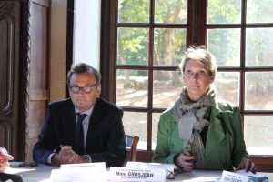 « Aux côtés du président de la Communauté de communes, Jean-Philippe SAULNIER-ARRIGHI, l’élue communautaire, en charge de la culture, Pascale GROSJEAN, ne cache pas sa satisfaction devant cette initiative. Elle la qualifie de pari pour la démocratisation de la culture vers les scolaires… ».