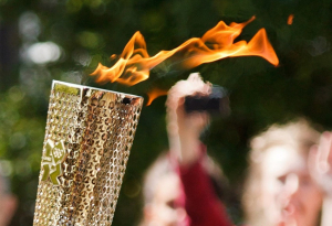 « Si le projet de la réforme des retraites n’est pas retiré, il n’y aura pas de Jeux Olympiques de Paris dans la sérénité, avaient promis les syndicats au plus fort de leur bras de fer avec la gouvernance. Menaces de blocages, de grèves et de manifestations pourraient ternir la grande fête du sport à l’été 2024… ».