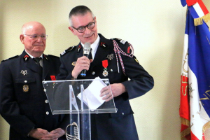 « Le colonel, aujourd’hui en retraite, Jérôme COSTE a été fait chevalier dans l’Ordre national de la Légion d’honneur lors d’une cérémonie où l’on apercevait bon nombre de personnalités politiques et institutionnelles de notre territoire… ».