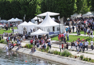 « Animations musicales, dégustations de produits de terroir –solides et liquides- constitueront le copieux menu de la Fête de la Gastronomie et du Vin accueillie pour la première année au Parc Roscoff à Auxerre. Le plaisir de renouer avec les traditions épicuriennes du plein air durant trois jours ! ».