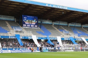 « L’une des tribunes du stade de l’Abbé Deschamps prendra bientôt le nom de l’éternel entraîneur du club icaunais. Sans doute la tribune d’honneur. Un choix qui doit être entériné par le conseil d’administration de la SAS. Ce signe d’apaisement clôt de manière définitive le chapitre des querelles intestines… ».