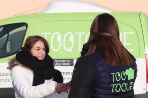 « Mobilisés pour assurer l’acheminement des repas auprès des salariés qui poursuivent leurs activités malgré la période de confinement, les services de livraison de la marque fétiche des FESTINS, « TOQTOQUE », restent opérationnels du lundi au vendredi. Une stratégie qui est confirmée par Matthieu CHAPUIS, directeur du développement commercial et du marketing de la marque… ».