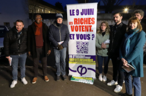 « Séance de tractage et de porte-à-porte pour le candidat auxerrois, Auréliano LOPES (deuxième en partant de la gauche) présent à la 36ème position sur la liste des européennes, pour le compte de La France Insoumise (LFI). Rendre à la France ce qu’elle lui a donnée motive ce quinquagénaire d’origine sénégalaise et cap-verdienne qui se mobilisa via les « Gilets jaunes » sur les ronds-points auxerrois… ».