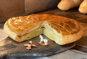 « L’Epiphanie et sa tradition gourmande de la galette des rois nous reviennent en cette période de janvier. Chez Marine et Christopher QUIRIE à Malay-le-Grand, on connaît la recette. Celle où le beurre normand et la crème d’amande régalent les épicuriens… ».