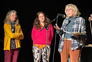 « Lors de la conférence de presse de la présentation du programme de ce 17ème Festival du Spectacle Vivant accueilli à La Closerie en mai dernier, Amélie PREVOST, Justine LECOQ et Xavier CLEMENT avaient évoqué le travail de la compagnie CLEMENT autour de ces œuvres que sont les deux écrits des dramaturges Bertolt BRECHT et Daniel KEENE…Restitution ce week-end ! ».