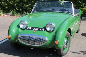 « Cette petite Austin doit son surnom à ses phares exorbités et son allure de grenouille. La « Frog Eye » a été construite de 1958 à 1960. Avec presque 49 000 exemplaires, elle a été, et de loin, l’Austin Healey la plus produite. La motorisation de 948 cm3 délivre 43 cv… ».