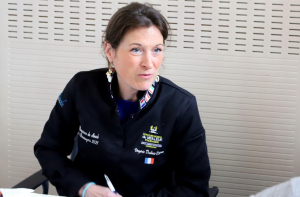 « Rencontre avec un personnage hors du commun à Auxerre : la meilleure fromagère au monde, élue en 2021, la Nordiste Virginie DUBOIS-DHORNE. Elle a présidé le jury du 24ème Concours régional des fromages fermiers de Bourgogne Franche-Comté à Auxerre… ».