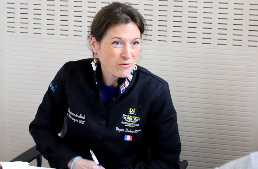 « Rencontre avec un personnage hors du commun à Auxerre : la meilleure fromagère au monde, élue en 2021, la Nordiste Virginie DUBOIS-DHORNE. Elle a présidé le jury du 24ème Concours régional des fromages fermiers de Bourgogne Franche-Comté à Auxerre… ».