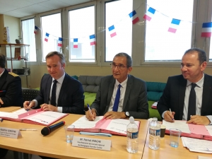 « En présence de Jean-Baptiste LEMOYNE, secrétaire d’Etat auprès du ministre de l’Europe et des Affaires étrangères, les représentants de quatre institutions (la Région Bourgogne Franche-Comté avec Patrick AYACHE, la Chambre de commerce et d’industrie régionale avec Rémy LAURENT, l’Agence économique régionale avec Arnaud MARTHEY et Business France avec Christophe LECOURTIER) ont signé trois conventions partenariales qui vont renforcer l’internationalisation des entreprises régionales… ».
