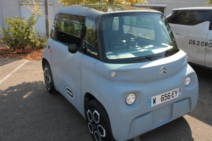 « Avec sa ligne originale et ses caractéristiques qui permettent de la conduire sans posséder le permis dès l’âge de 14 ans, la dernière création de Citroën, AMI, a tenu son rang de vedette insolite lors de la Journée de la Mobilité électrique concoctée par la Chambre de Métiers et de l’Artisanat à Auxerre… ».