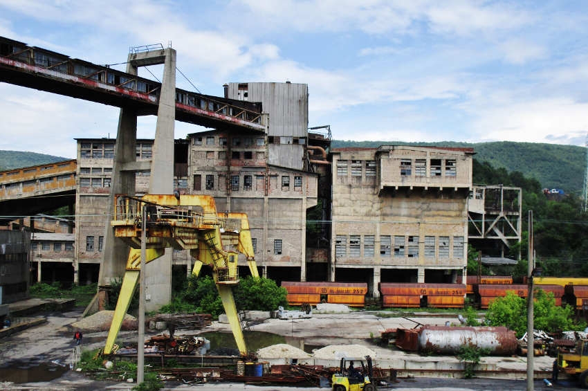 « La transition énergétique réclamée par l’Union européenne est nécessaire en Bulgarie, le petit pays des Balkans. Mais, les conditions d’application sont loin d’être garanties dans cet état où les collusions entre les propriétaires des mines de charbon, les pouvoirs politiques et la justice sont étroites… ».
