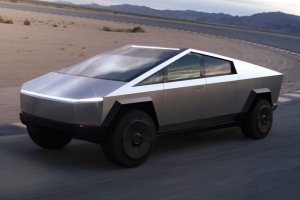 « Le nouveau pick-up de TESLA ne dépareillerait pas dans la fameuse filmographie de « Retour vers le futur » ! Son look, sa ligne, ses composants révolutionnent l’univers de l’automobile. Le premier modèle de ce Cybertruck devrait sortir des usines de montage avant la fin de l’année…. ».