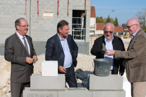 « D’un coût global de plus de 3 millions d’euros, le projet immobilier sera un formidable vecteur de cohésion sociale pour la localité de la périphérie d’Auxerre. Ce sont vingt logements (14 T2, 6 T3, 1 salle commune et 1 chambre d’hôte) qui seront livrés d’ici 2020. La pose de la première pierre, autour des élus et personnalités institutionnelles, officialise le concept… ».