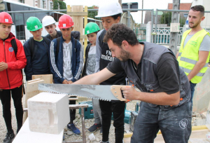 « La vingtième opération « Coulisses du Bâtiment » se déroulera ce jeudi 13 octobre avec la visite du chantier des « Jardins du Viaduc » à Auxerre où collégiens, lycéens, et adultes en recherche d’emploi se retrouveront grâce à la FFB Yonne… ».