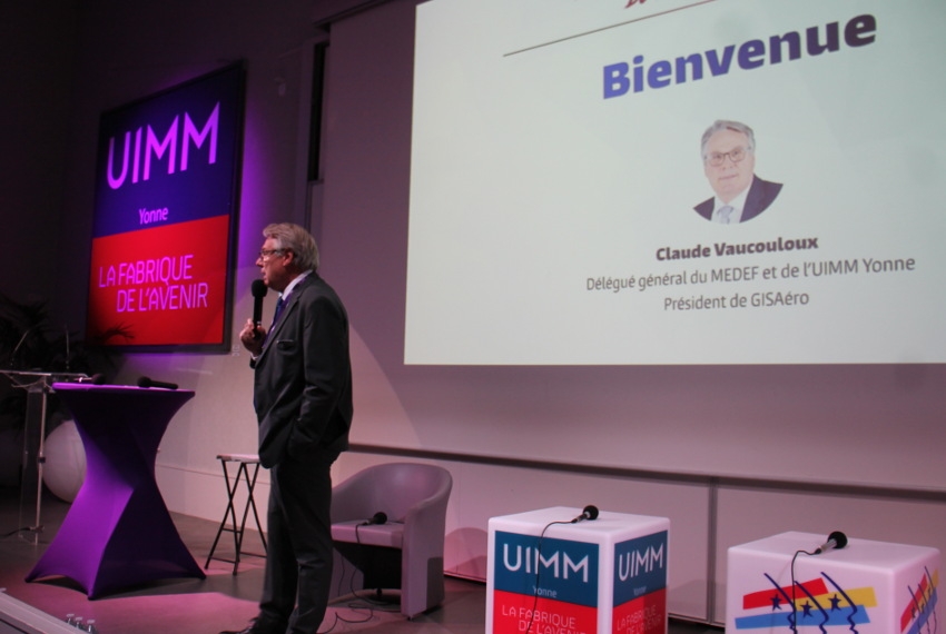 « L’effervescence et l’enthousiasme se sont invités dans l’amphithéâtre de la Maison de l’Entreprise à l’occasion du colloque consacré à la mobilité électrique, ouvert par Claude VAUCOULOUX. Près de deux cents chefs d’entreprise ont assisté aux tables rondes afin d’y quérir de précieuses informations… ».