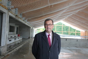 « Les travaux du centre aquatique intercommunal de Puisaye-Forterre progressent bien. Une visite de chantier a été organisée cette semaine pour la presse avec comme guide le président de la Puisaye-Forterre, Jean-Philippe SAULNIER-ARRIGHI. L’ouverture du complexe est prévue au début de l’été 2025… ».