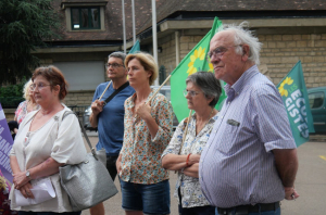 « Même en tenue estivale, elle n’arrête pas le combat, l&#039;ancienne candidate du Nouveau Front Populaire de l’Auxerrois, Florence LOURY (au centre), présente vendredi soir, lors du rassemblement organisé par les forces de gauche devant la préfecture de l’Yonne pour faire entendre la voix du mécontentement contre les blocages de la présidence…. ».