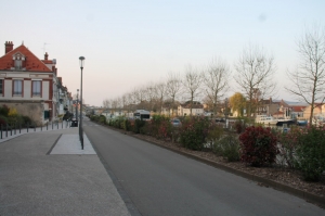 « Les rues d’Auxerre et de l’Yonne ne seront pas désertes à partir de 18 heures dès le 10 janvier. Pour l’heure, le préfet de l’Yonne Henri PREVOST n’a pas autorisé le rabaissement de l’horaire du couvre-feu, le maintenant à 20 heures. Une décision sage appréciée de nombreux élus. Mais, ce répit durera-t-il la semaine prochaine ? ».
