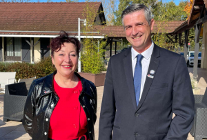 « Artisans, élus et partenaires étaient réunis il y a peu lors de la traditionnelle assemblée générale de la CAPEB 89. L’occasion pour son binôme décisionnel, Sarah DEGLIAME, secrétaire générale et Jean-Pierre RICHARD, président, d’évoquer le contexte actuel des entrepreneurs du bâtiment. Une CAPEB forte d’environ 600 adhérents qui n’hésite pas à rencontrer les parlementaires pour leur faire part de ses doléances et attentes… »