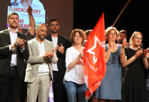 « Ce n’est pas la première fois que le Parti Communiste Français de l’Auxerrois emmenée par l’une de ses responsables, Pascale MARLIN – au centre avec le drapeau sur la photo – proteste devant le commissariat de police de la capitale de l’Yonne. « Défendre la liberté d’expression » est la motivation majeure qui répond à cette nouvelle action orchestrée ce mardi 03 juin à 09h30… ».