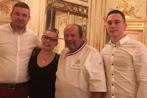 « Carton plein pour les deux établissements gastronomiques de Joigny qui ont survolé le concours de « Meilleure brigade de France 2020 » ! Les équipes de « La Côte Saint-Jacques » et du « Rive Gauche » ont remporté toutes les distinctions honorifiques ! ».